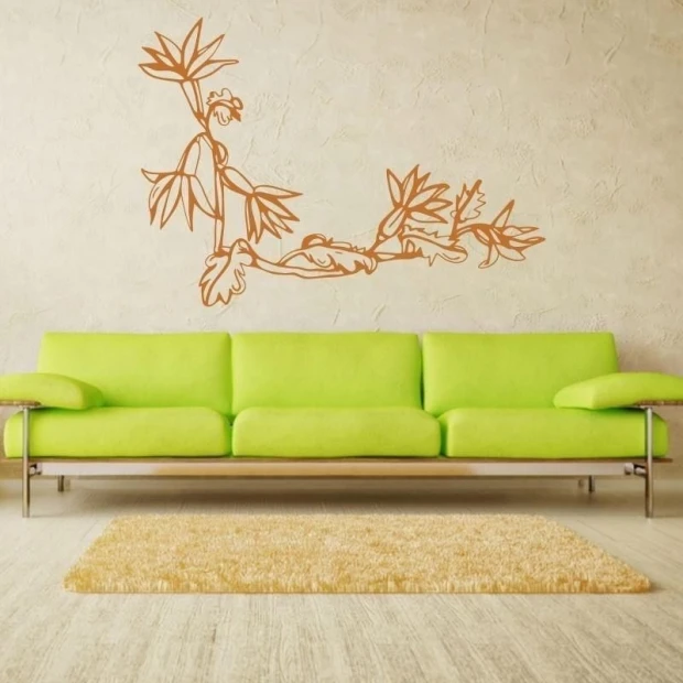 Naklejka 03X 17 roślina 1770 - Aranżacja w salonie. Ściany w jasnym kolorze, zielona sofa i jasna podłoga