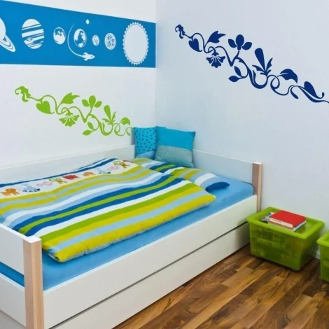 Naklejka 03X 25 ornament roślinny 1784 - Aranżacja w pokoju dziecięcym. Ściany w kolorze białym z niebieskim pasem