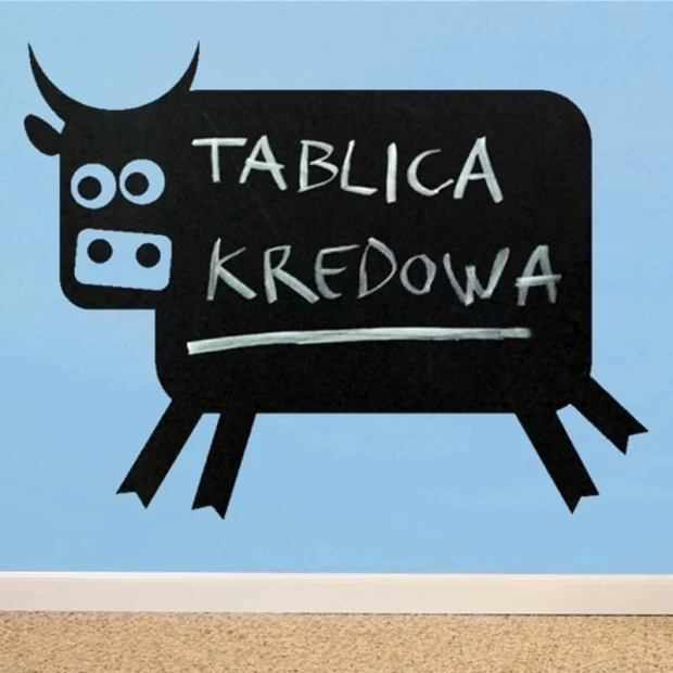 Naklejka kredowa 032 - Aranżacja w pokoju. Ściana w jasnym niebieskim kolorze z naklejką w kształcie krowy