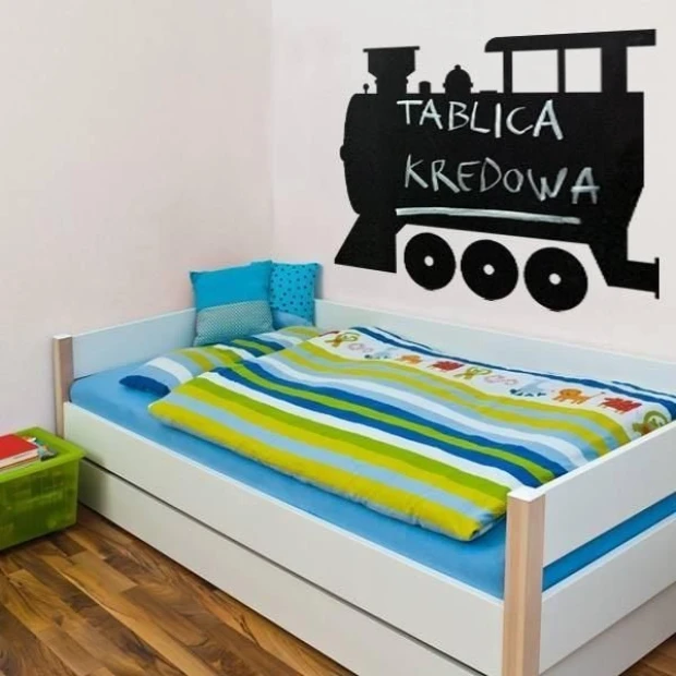 Naklejka kredowa 071 czajnik - Aranżacja w pokoju dziecięcym. Ściany w jasnym kolorze, drewniana podłoga, łóżko
