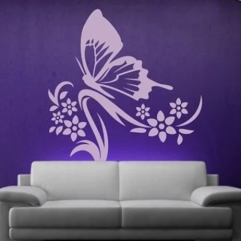 Szablon malarski motyl w kwiatach 1249 - Aranżacja w salonie. Ściana w odcieniu fioletowym, sofa w jasnym kolorze