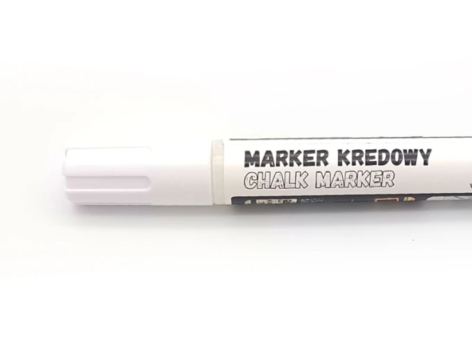 Marker kredowy Toma TO-292 różne kolory - Wzór graficzny. Biały marker z czarnym napisem na obudowie