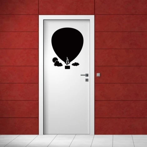 Naklejka kredowa 002 balon - Aranżacja w pomieszczeniu z czerwoną ścianą. Widoczny balon na gorące powietrze z chmurami