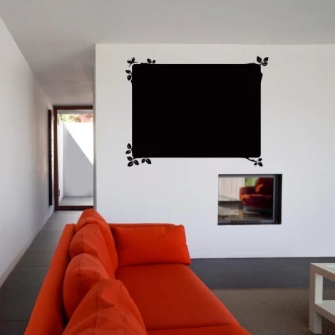 Naklejka kredowa 004 listki motyl - Aranżacja w nowoczesnym salonie. Ściany są jasne, a sofa w kolorze pomarańczowym