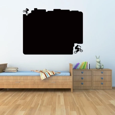 Naklejka kredowa 007 rowery - Aranżacja w pokoju dziecięcym. Ściany w jasnym kolorze, drewniane meble