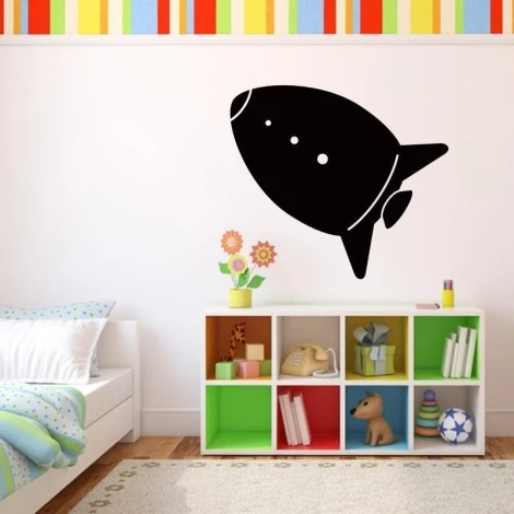 Urokliwa naklejka kredowa w kształcie rakiety, idealna do kolorowego pokoju dziecięcego, dodająca ra