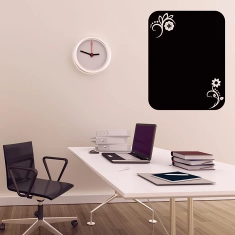 Naklejka kredowa 034 kwiatki - Aranżacja w biurze. Jasne ściany, biurko z komputerem i zegar na ścianie