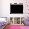 Naklejka kredowa 036 znaczek - Aranżacja w pokoju dziecięcym. Ściany w jasnych kolorach, meble w pastelowych odcieniach