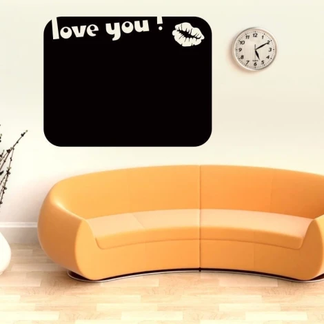 Naklejka kredowa 039 usta - Aranżacja w salonie. Ściana w jasnym kolorze, kanapa w odcieniu pomarańczowym