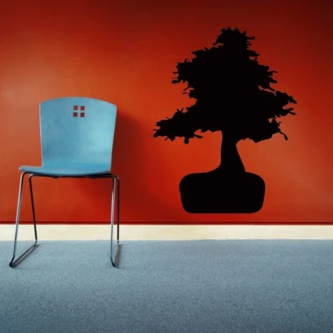 Naklejka kredowa 042 bonsai - Aranżacja w pokoju. Czerwone ściany i niebieskie krzesło na szarym dywanie