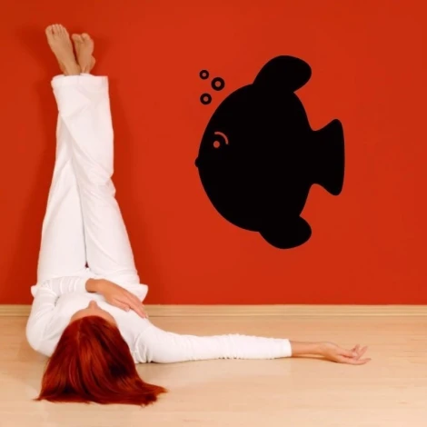 Naklejka kredowa 043 ryba - Aranżacja w pokoju. Czerwone ściany i jasna podłoga z osobą leżącą na plecach