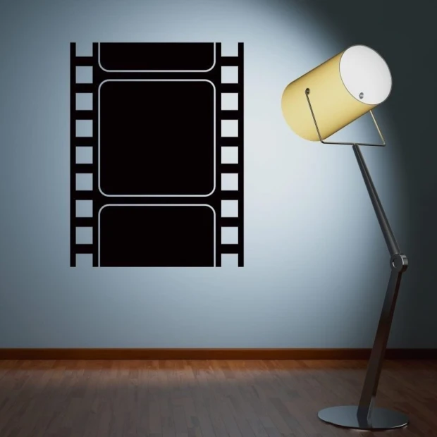 Naklejka kredowa na ścianę we wnętrzu, wycięta w kształt taśmy filmowej z wyciętymi kadrami i perforacją