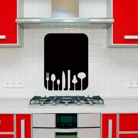 Naklejka kredowa 049 sztućce - Aranżacja w kuchni. Czerwone szafki i biały kafelek na ścianie