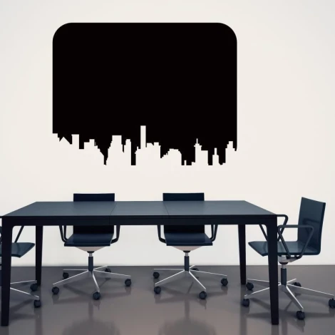 Naklejka kredowa 053 miasto - Aranżacja w biurze. Ściany w jasnym kolorze, stół i krzesła w ciemnym odcieniu
