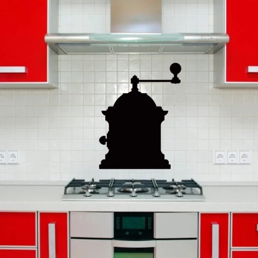 Naklejka kredowa w kształcie młynka do kawy naklejona na płytkach ceramicznych w kuchni