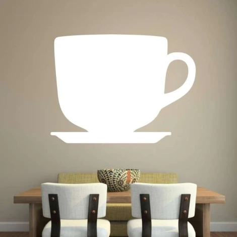 Tablica suchościeralna 063 filiżanka - Aranżacja w jadalni. Ściany w jasnym kolorze, stół z drewnianymi krzesłami