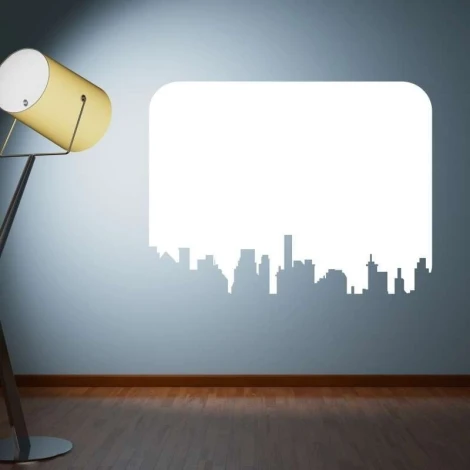 Tablica suchościeralna 045 miasto - Aranżacja w pokoju. Ściana w jasnym kolorze, podłoga drewniana, lampa stojąca