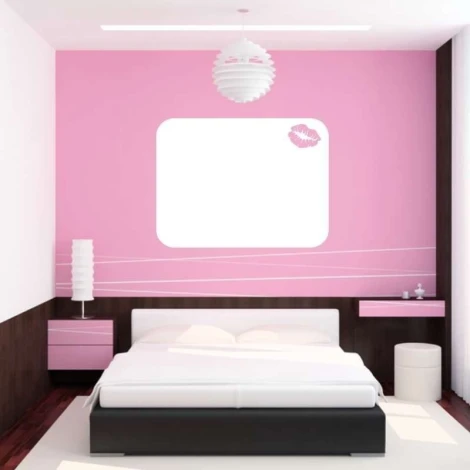 Tablica suchościeralna 044 usta - Aranżacja w sypialni. Ściany w kolorze różowym, meble w odcieniach brązu