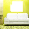 Tablica suchościeralna 043 ołówki - Aranżacja w salonie. Ściany w kolorze żółtym, podłoga w paski