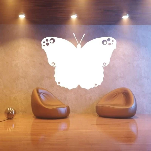 Tablica suchościeralna 030 motyl - Aranżacja w nowoczesnym salonie. Ściany w odcieniu szaro-beżowym, podłoga drewniana