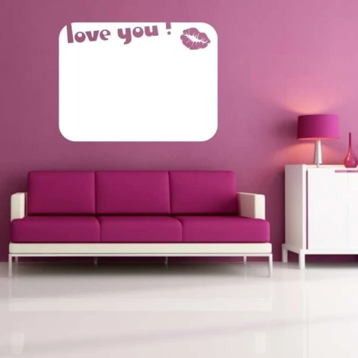 Tablica suchościeralna z nadrukiem napisu love you oraz odciskiem ust we wnętrzu na ścianie