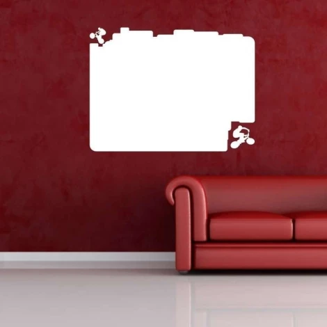 Tablica suchościeralna 027 rowery - Aranżacja w pokoju. Czerwone ściany i jasna kanapa