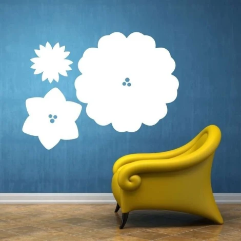 Tablica suchościeralna 026 kwiatki - Aranżacja w pokoju. Ściany w kolorze niebieskim, żółty fotel w stylu retro