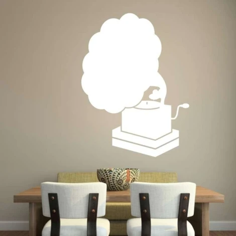 Tablica suchościeralna 020 patefon - Aranżacja w jadalni. Ściany w jasnym kolorze, stół z krzesłami w neutralnych odcieniach