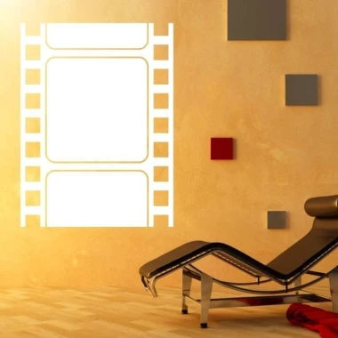 Tablica suchościeralna 015 film - Aranżacja w nowoczesnym pokoju. Ściany w odcieniu beżowym, podłoga drewniana