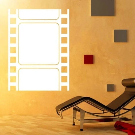 Tablica suchościeralna 015 film - Aranżacja w nowoczesnym pokoju. Ściany w odcieniu beżowym, podłoga drewniana