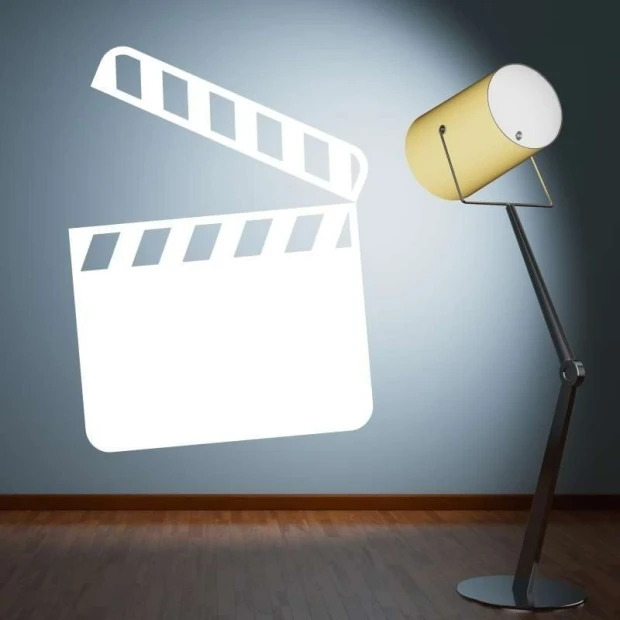 Tablica suchościeralna w kształcie klapsa filmowego zamontowana na ścianie we wnętrzu
