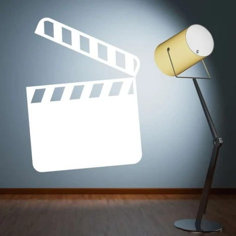 Tablica suchościeralna 013 klaps - Aranżacja w pokoju. Ściany w jasnym kolorze, podłoga drewniana, lampa stojąca obok