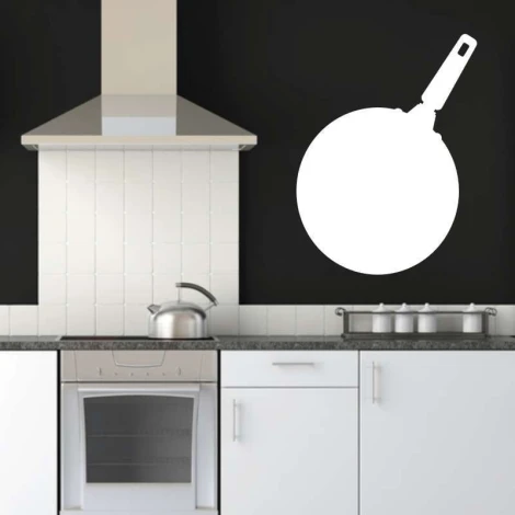 Tablica suchościeralna 012 patelnia - Aranżacja w kuchni. Ściany w kolorze czarnym, meble w białym kolorze