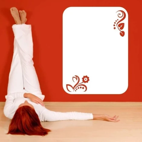 Tablica suchościeralna 009 kwiatki - Aranżacja w pokoju. Czerwone ściany i jasna podłoga