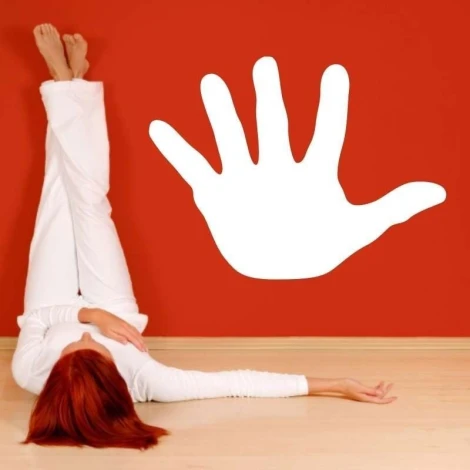 Tablica suchościeralna 021 dłoń - Aranżacja w pokoju. Czerwone ściany, jasna podłoga, osoba w białym ubraniu