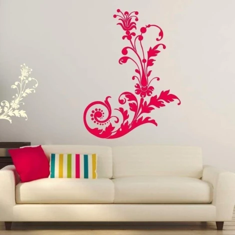 Szablon malarski 02X 21 floral 1871 - Aranżacja w salonie. Ściana w jasnym kolorze, sofa z poduszkami w paski