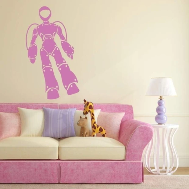 Szablon malarski 02X 24 robot 1850 - Aranżacja w salonie. Ściany w jasnym kolorze, sofa w odcieniu różowym z poduszkami