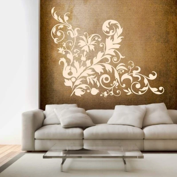 Naklejka 03X 22 floral 1873 - Aranżacja w salonie. Ściana w odcieniu brązu, jasna sofa i szklany stół