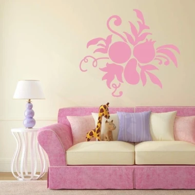 Naklejka floral 03X 22 1874 - Aranżacja w salonie. Ściany w jasnym kolorze, kanapa różowa z poduszkami w pastelowych