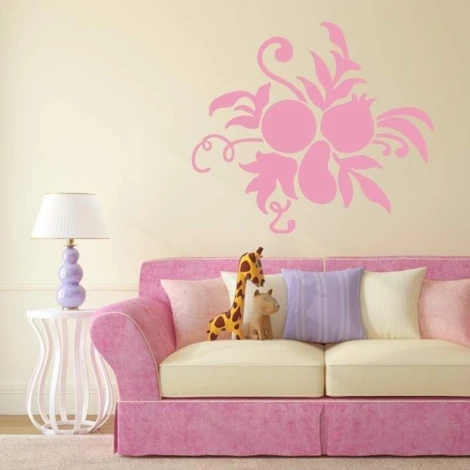 Naklejka floral 03X 22 1874 - Aranżacja w salonie. Ściany w jasnym kolorze, kanapa różowa z poduszkami w pastelowych