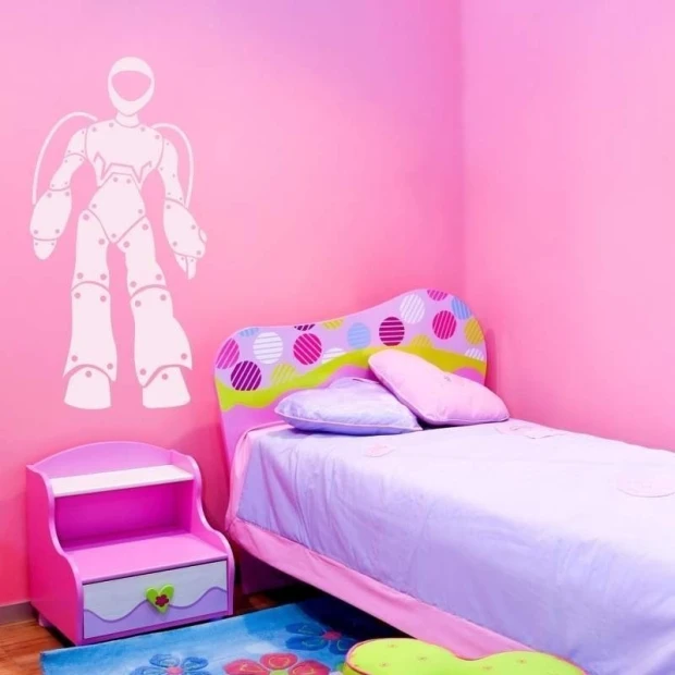 Naklejka 03X 12 robot 1850 - Aranżacja w pokoju dziecka. Ściany są różowe, a meble w jasnych kolorach