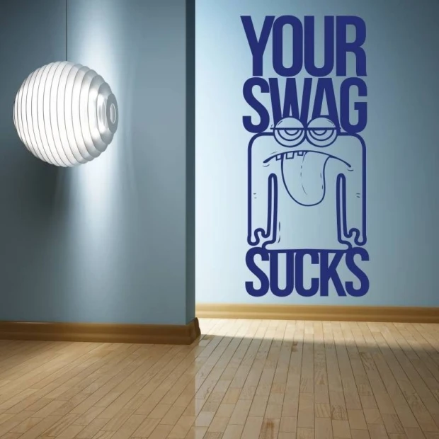 Szablon malarski z napisem Your swag sucks i grafiką stworka w przykładowej granatowej kolorystyce