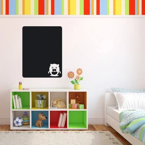 Naklejka kredowa bóbr 107 - Aranżacja w pokoju dziecięcym. Ściany w jasnych kolorach, meble w różnych odcieniach