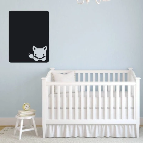 Naklejka kredowa lisek 103 - Aranżacja w pokoju dziecięcym. Ściany w jasnym kolorze, meble białe