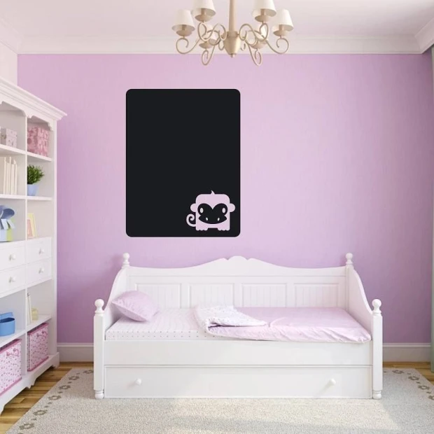 Prostokątna naklejka kredowa na ścianę z wyciętym w dolnym rogu motywem małpki