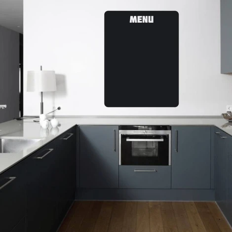 Naklejka kredowa menu 080 - Aranżacja w kuchni. Ściany w jasnych odcieniach, meble w ciemnym kolorze