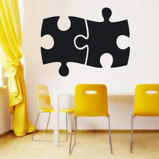 Naklejka kredowa w kształcie dwóch połączonych puzzli naklejona na ścianie