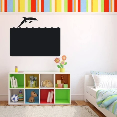 Naklejka kredowa delfin 114 - Aranżacja w pokoju dziecięcym. Ściany w poziome paski w kolorach czerwonym, zielonym i żółtym