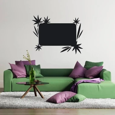 Naklejka kredowa liście 090 - Aranżacja w salonie. Ściany w jasnym kolorze, zielona sofa z poduszkami w odcieniach fioletu