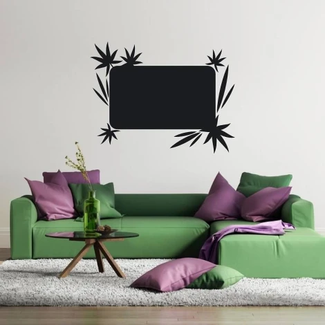 Naklejka kredowa liście 090 - Aranżacja w salonie. Ściany w jasnym kolorze, zielona sofa z poduszkami w odcieniach fioletu